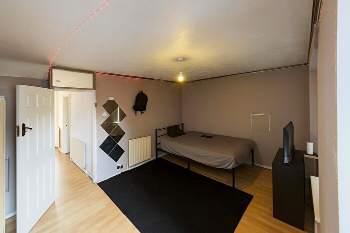 3 Bedroom Maisonette For Sale In Victoria Road, London, N15