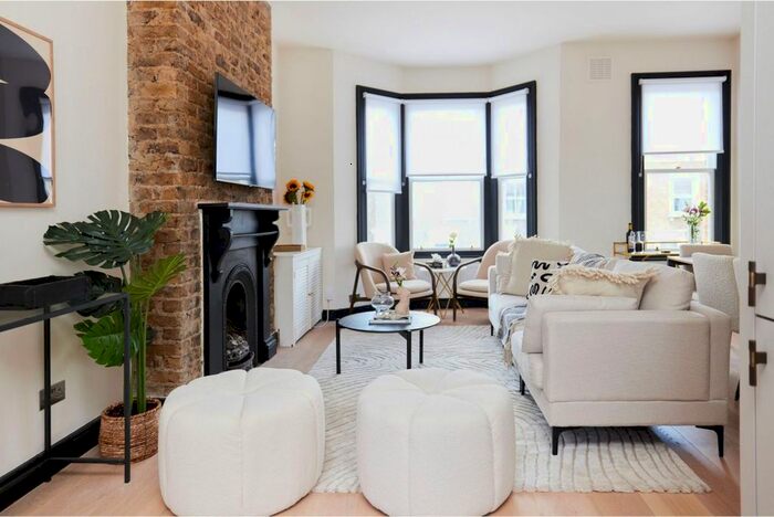 3 Bedroom Flat To Rent In Battersea Bridge Road, London, SW11