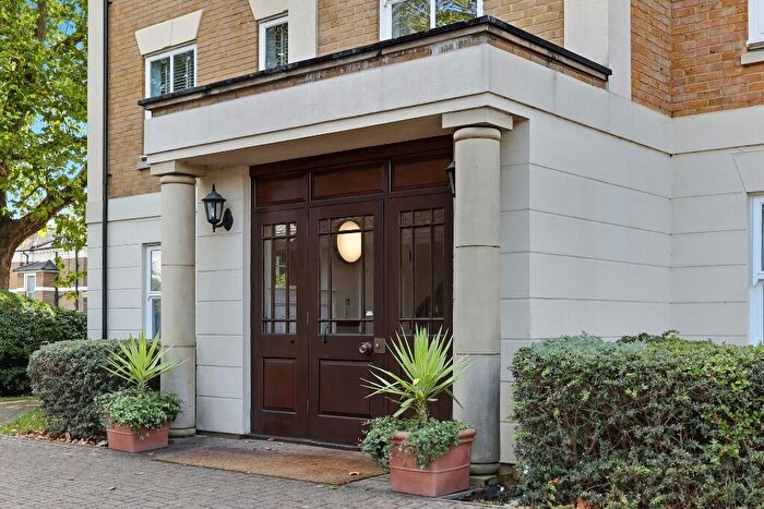 2 Bedroom Apartment For Sale In The Drive, London, E18