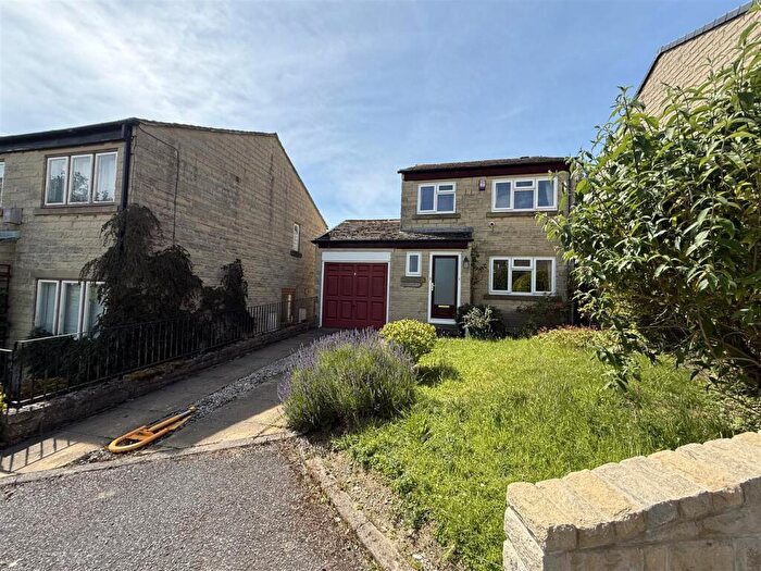 3 Bedroom Detached House For Sale In Stocks Green Court, Sheffield, S17