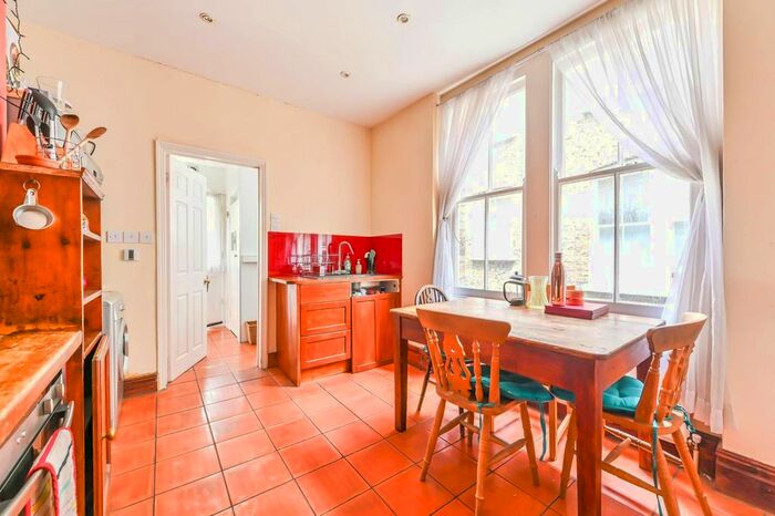 2 Bedroom Flat To Rent In Queenstown Road, Battersea, London, SW8