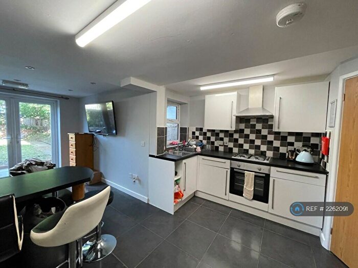 6 Bedroom Terraced House To Rent In De Beauvoir Road, Reading, RG1