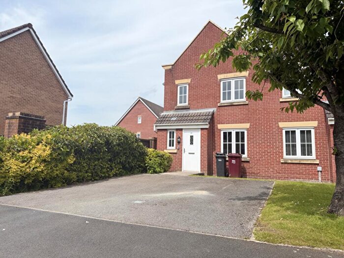 3 Bedroom Semi-Detached House To Rent In Greystone Close, Westhoughton, Bolton, BL5