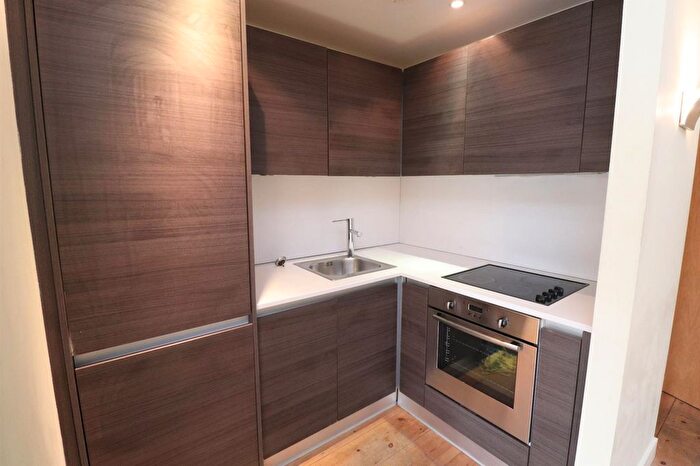 2 Bedroom Flat To Rent In Burnett Street, Bradford, West Yorkshire, BD1