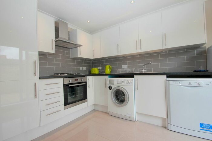 3 Bedroom End Of Terrace House To Rent In Smith Street, Berrylands, Surbiton, KT5