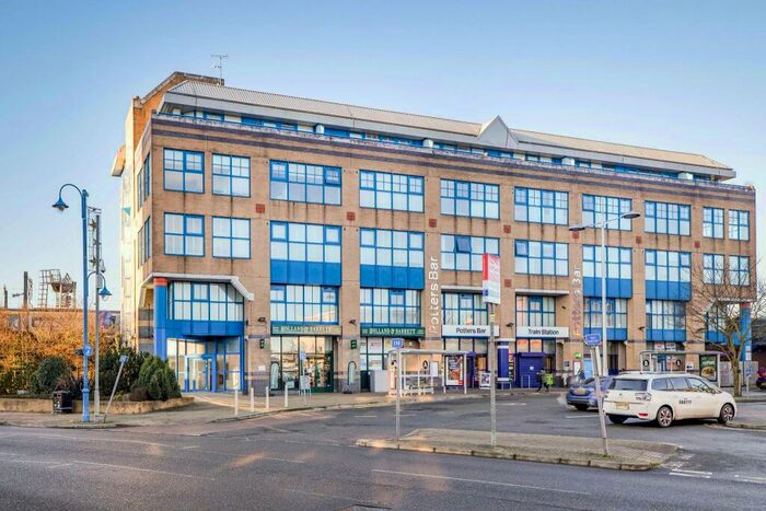 2 Bedroom Apartment To Rent In Albany Gate, Potters Bar, EN6