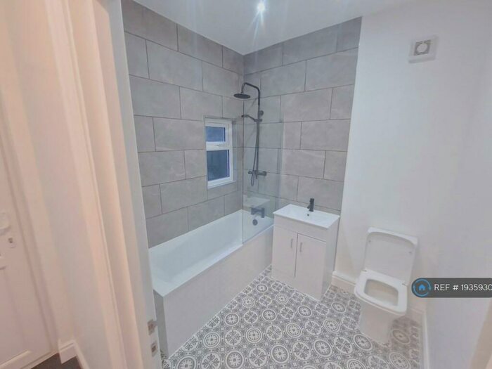 2 Bedroom Flat To Rent In Coedcae Street, Cardiff, CF11