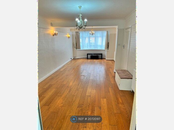 3 Bedroom Semi-Detached House To Rent In Medway Village, Perivale, UB6