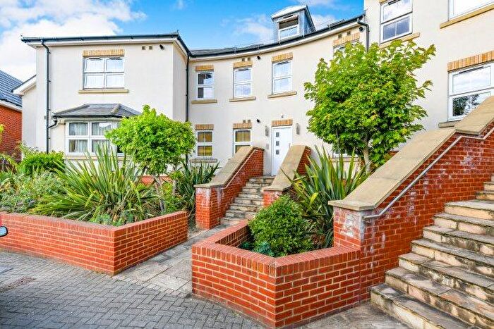 2 Bedroom Flat To Rent In Hillcrest Court, Guildford, GU1