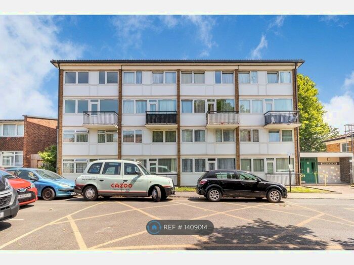 3 Bedroom Maisonette To Rent In Honeymead, London, N8