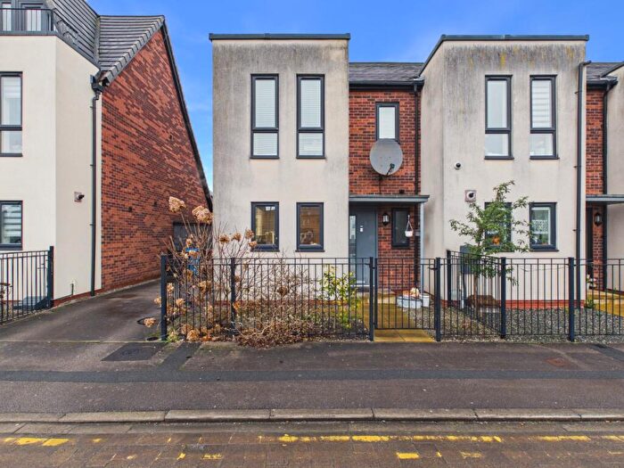 3 Bedroom End Of Terrace House For Sale In Heathfield Square, Hull, HU3