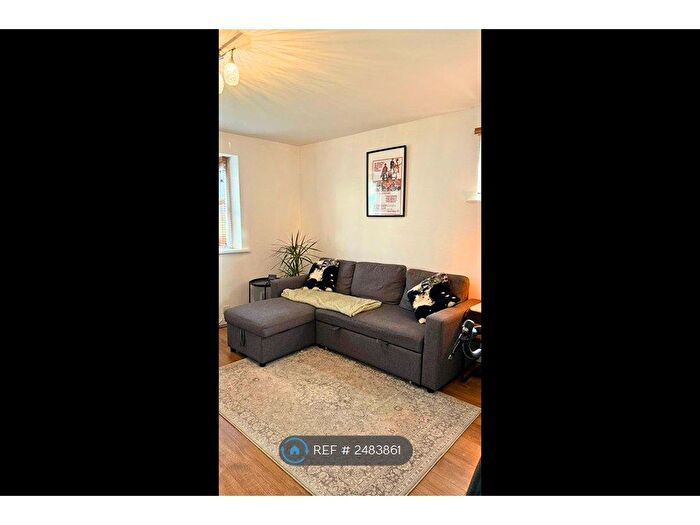 1 Bedroom Flat To Rent In Pinegrove Court, Southampton, SO19