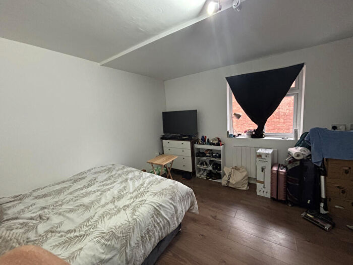 Flat To Rent In Colney Hatch Lane, N10