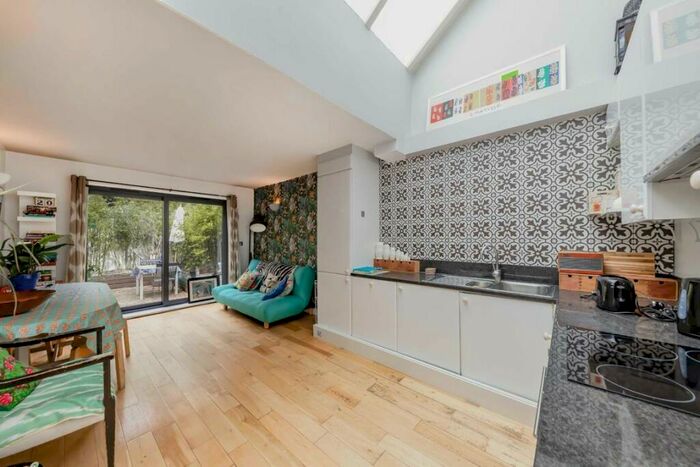 2 Bedroom House To Rent In Hurlock Street, Islington, N5