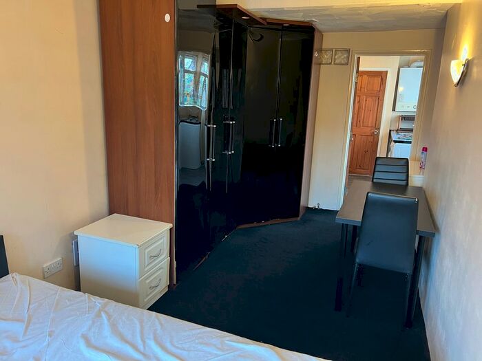 1 Bedroom Flat To Rent In Fiennes Close, Goodmayes, Chadwell Heath, RM8