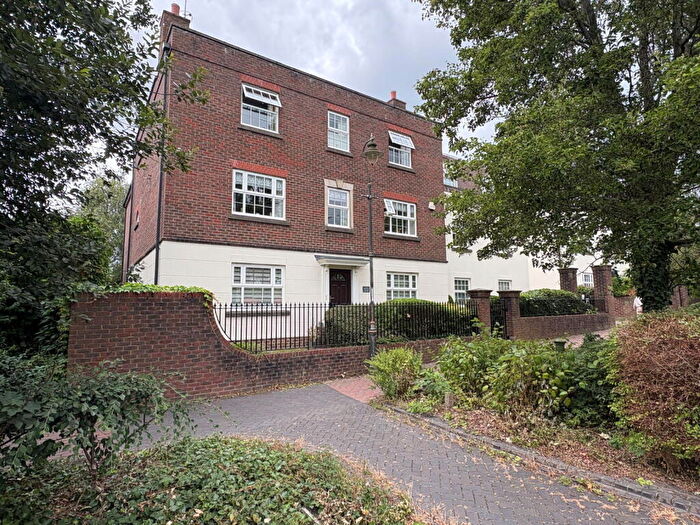 2 Bedroom Flat For Sale In Mitre Court, Worthing Road, Horsham, West Sussex., RH12