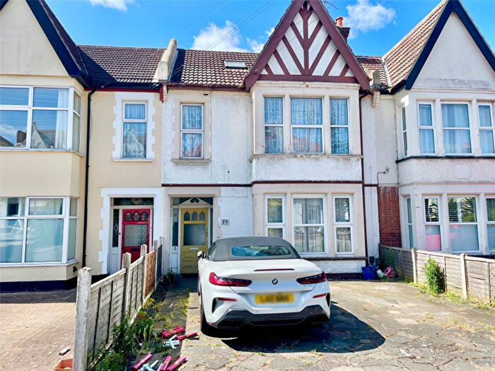 4 Bedroom Maisonette For Sale In Finchley Road, Westcliff-On-Sea, Essex, SS0