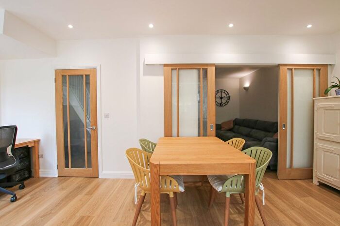 3 Bedroom Terraced House For Sale In Highfield Close, Wokingham, RG40