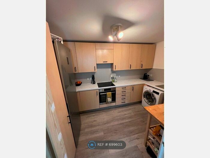 3 Bedroom Flat To Rent In Cedar House, Richmond, TW9