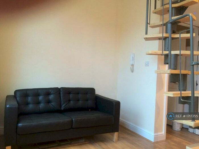 Studio To Rent In Gloucester Drive, London, N4