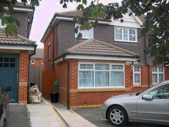 Flat To Rent In Gresham Road, Hounslow, Middlesex, TW3