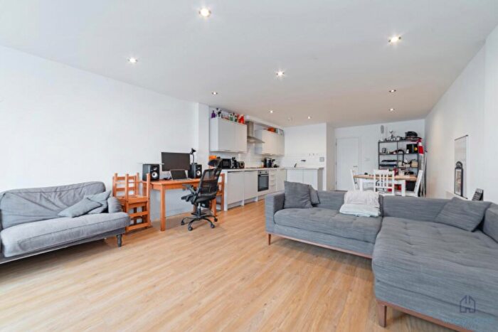 2 Bedroom Flat To Rent In Roman Road, London, E2