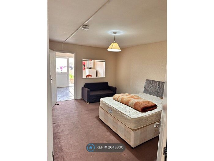 Studio To Rent In Meadow Garth, London, NW10