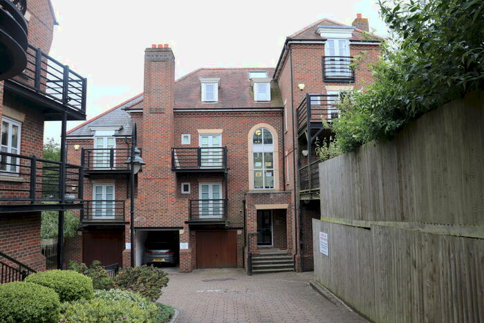 2 Bedroom Apartment To Rent In Alexander Mews, Billericay, CM12