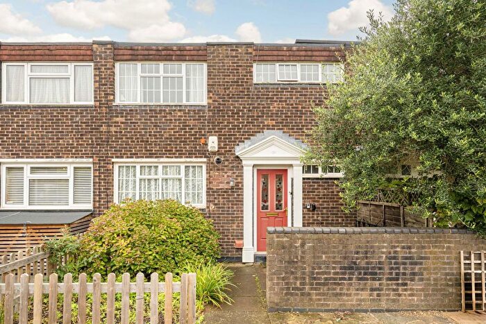 3 Bedroom Property For Sale In Sanders Close, Hampton Hill, TW12