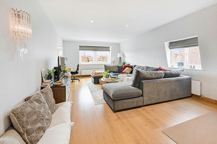3 Bedroom Terraced House To Rent In Cadogan Square, Knightsbridge, SW1X