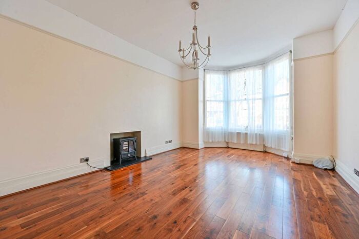 2 Bedroom Flat For Sale In Gordon Road, Ealing, London, W5