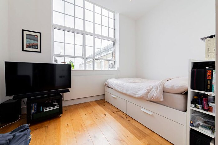 Studio To Rent In Clapham Road, London, SW9