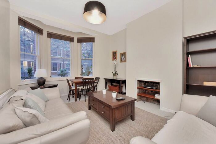 3 Bedroom Flat To Rent In Cranworth Gardens, Oval, London, SW9