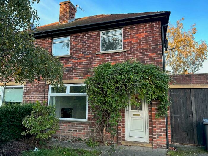 3 Bedroom Semi-Detached House To Rent In Shelley Lane, Huddersfield, HD8