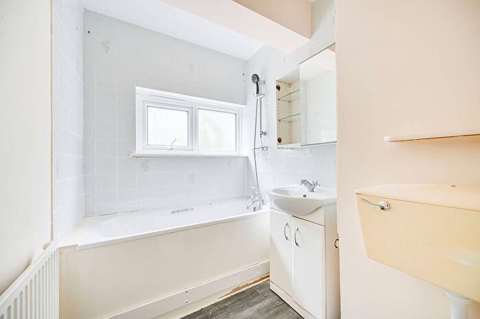 2 Bedroom Flat For Sale In Clayponds Gardens, Ealing, London, W5