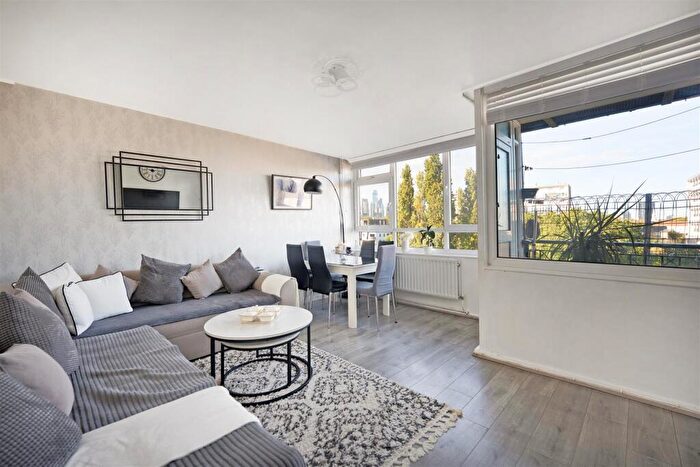 3 Bedroom Maisonette For Sale In Pollard Street, London, E2