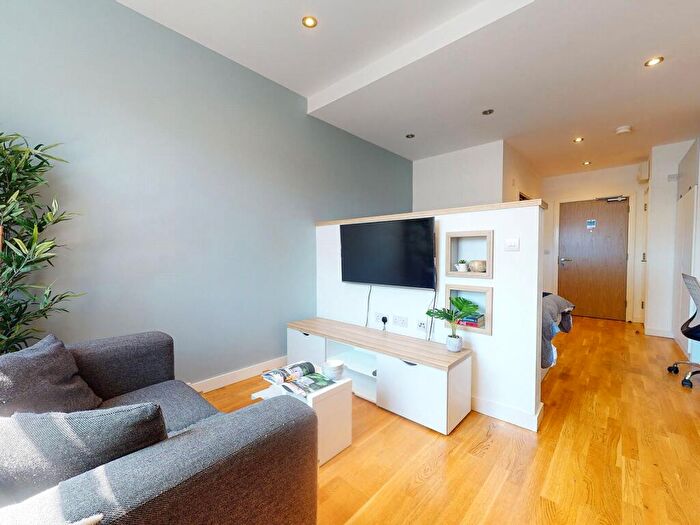 Apartment To Rent In Apt, Crown Residence #, LS1