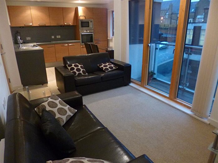 2 Bedroom Flat To Rent In Britton House, Manchester, M4