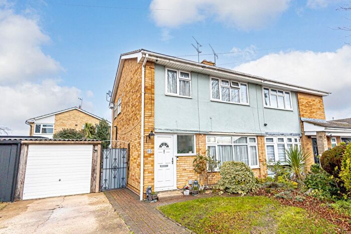 3 Bedroom Semi Detached House For Sale In Leslie Road, Rayleigh, SS6