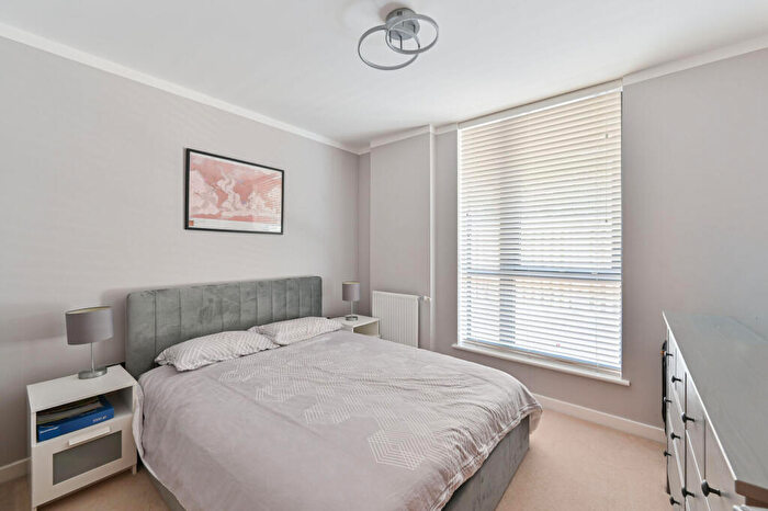 3 Bedroom Flat To Rent In Boundaries Road, Balham, London, SW12