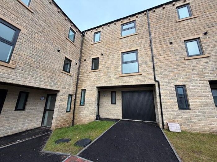 3 Bedroom Town House To Rent In Kinder Close, Thornton, Bradford, BD13