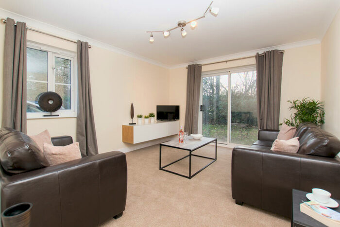 2 Bedroom Flat To Rent In Central Maidenbower, Crawley, West Sussex, RH10