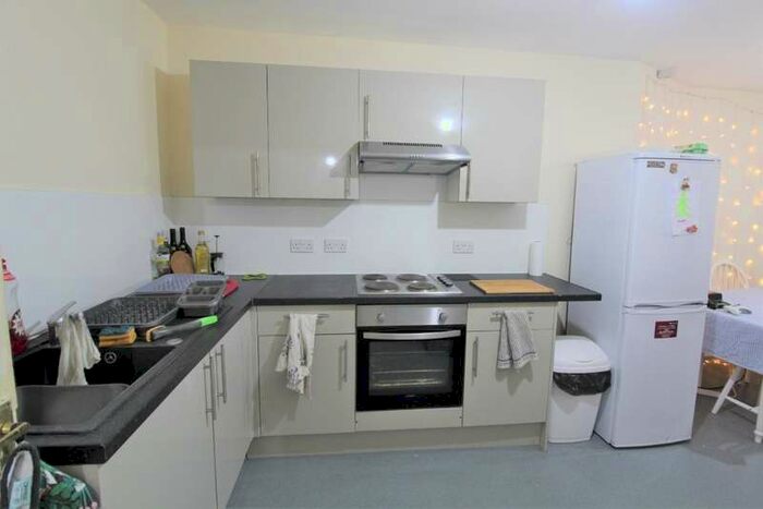 5 Bedroom Flat To Rent In Kings Road Brighton, BN1