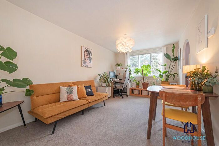 1 Bedroom Flat To Rent In Laburnum Close, London, N11