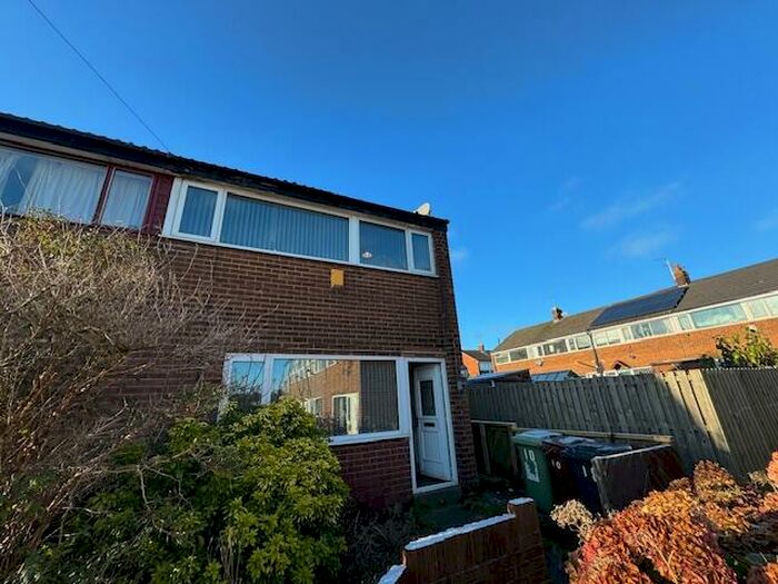 3 Bedroom Town House To Rent In Bell Road, Leeds, West Yorkshire, LS13