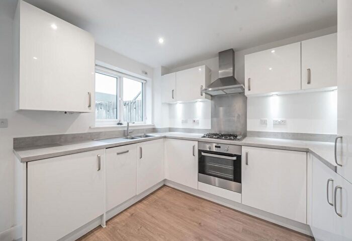 3 Bedroom Flat To Rent In Carver Road, London, SE24