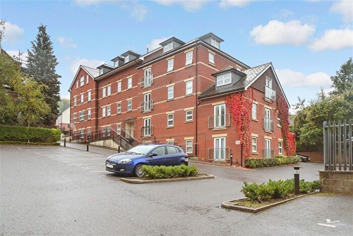 1 Bedroom Flat For Sale In Croydon Road, Caterham, Surrey, CR3
