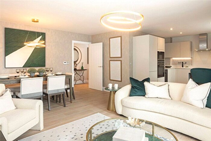 2 Bedroom Flat For Sale In Vanguard Place, Weybridge, KT13