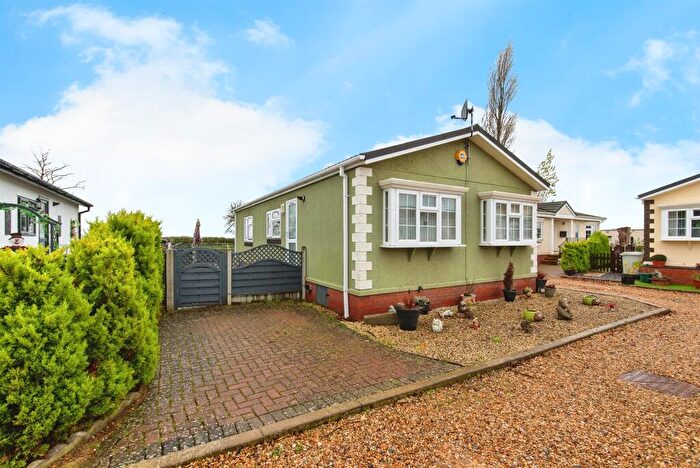 2 Bedroom Lodge For Sale In Hawthorn Hill, Dogdyke, Lincoln, LN4