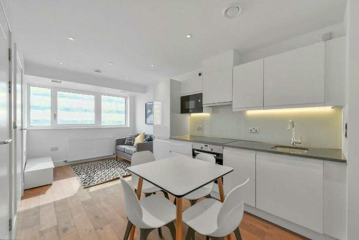 2 Bedroom Flat To Rent In St. Leger Crescent, Swansea, Wales, SA1